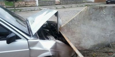 Motorista choca-se contra container em Camaquã