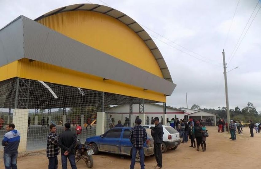 Prefeitura inaugura quadra poliesportiva na Escola Municipal Santa Teresinha em Dom Feliciano 
