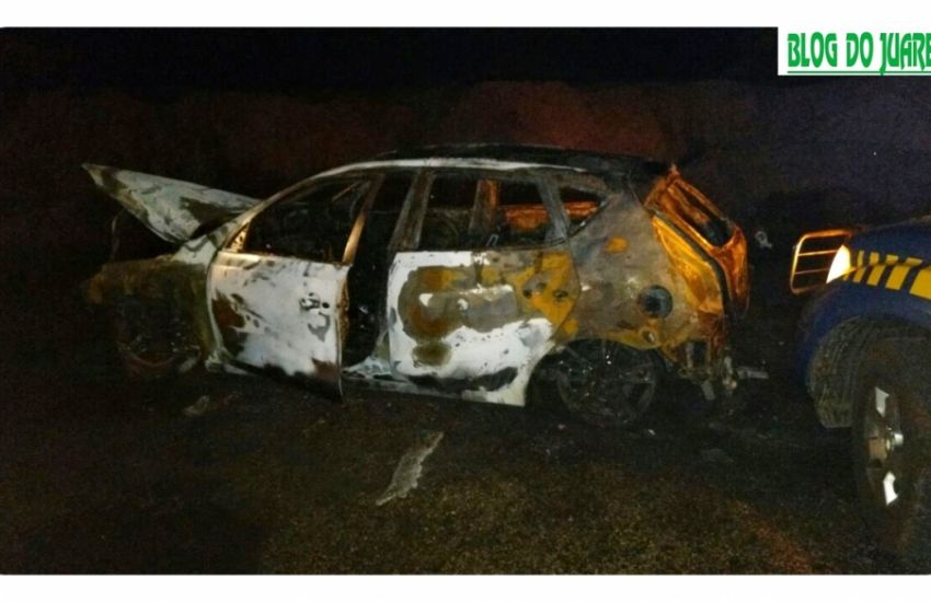 Criminosos furtam e depois incendeiam carro na BR-116 na noite desta quinta em Camaquã 