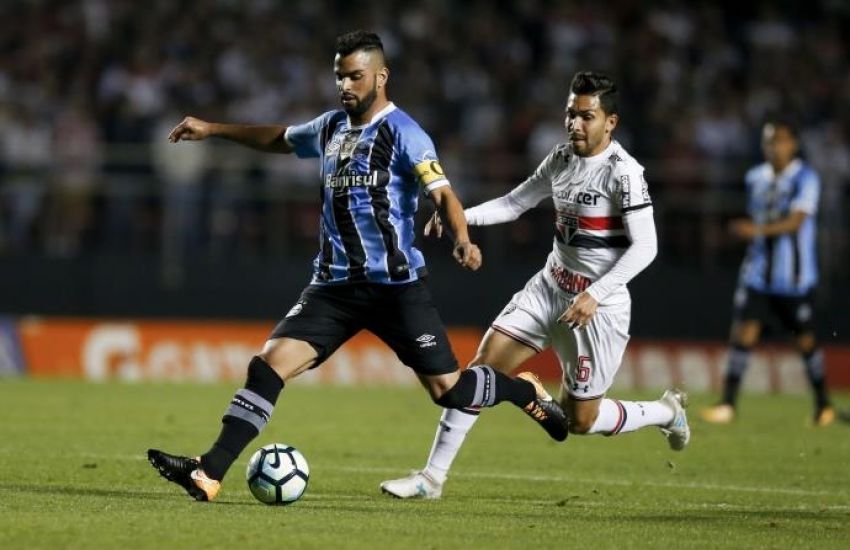 Grêmio sai na frente, mas cede empate para São Paulo 