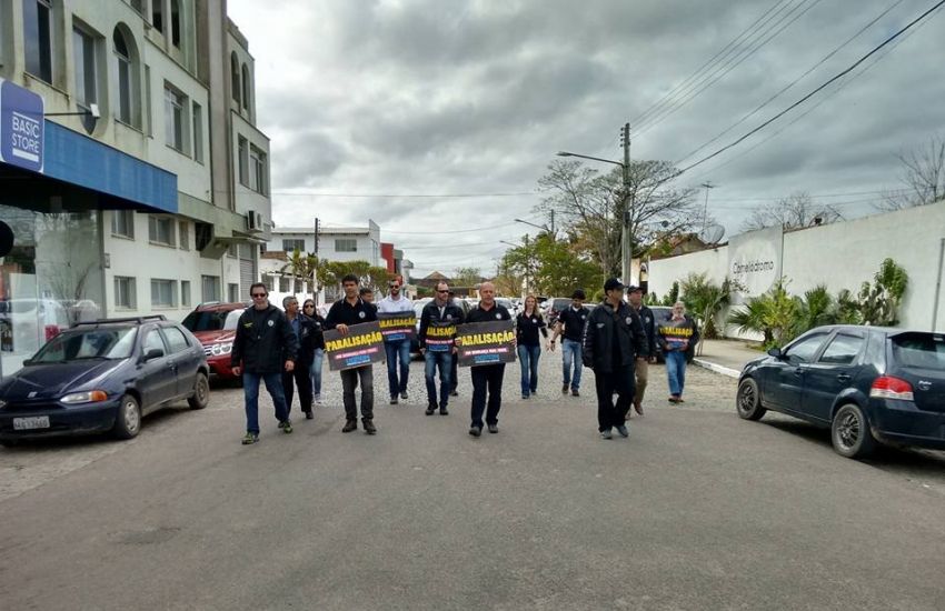 Policiais civis realizam caminhada em Camaquã em protestos pelo parcelamento de salários 