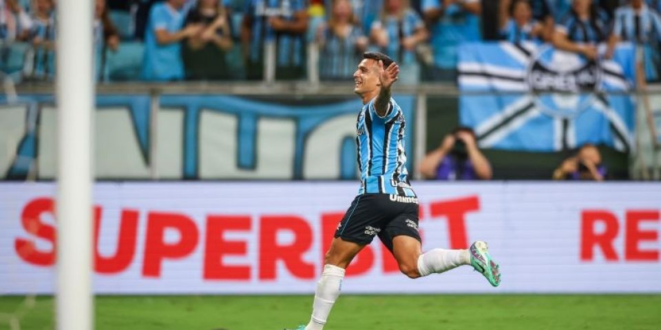 Grêmio vence Brasil de Pelotas por 2 a 0 e avança às semifinais do Gauchão