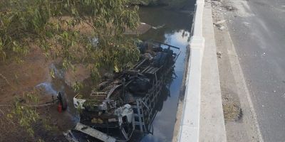 Caminhão carregado de botijões de gás cai de ponte no Sul do RS