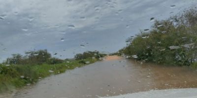 Fortes chuvas causam alagamento na estrada da esquina da Pacheca em Camaquã