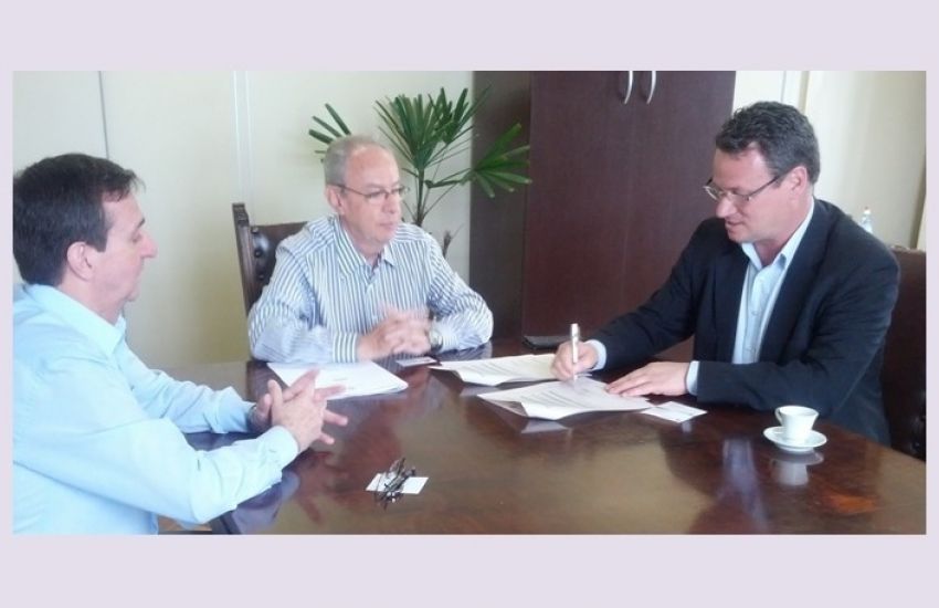 Junta Comercial assina convênio para instalação de posto em São Lourenço do Sul 