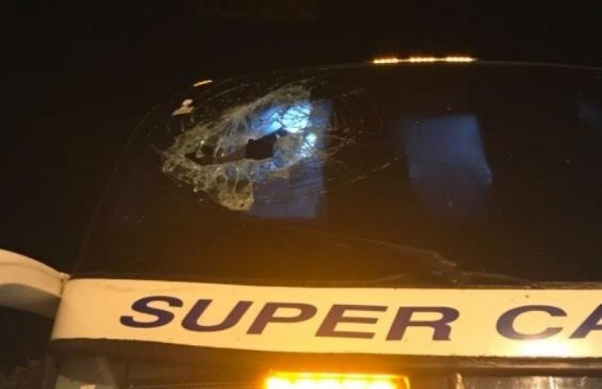 Assalto em ônibus de turismo termina com suspeito morto e motorista ferido 