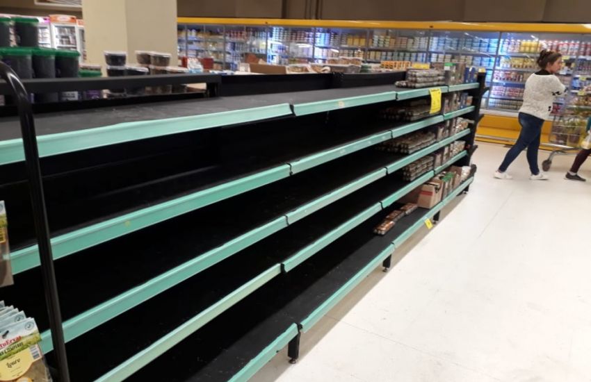 Alguns supermercados já estão com prateleiras vazias em Camaquã 
