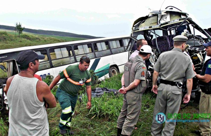 Cristal - Grave acidente na BR-116 entre micro-ônibus da BM e um ônibus resulta na morte de um PM e várias pessoas feridas 
