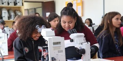 Estudantes da rede pública de São Lourenço do Sul visitam laboratório de microscopia da FURG