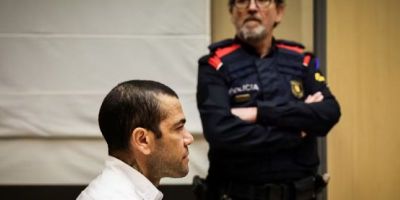 Ex-jogador Daniel Alves é condenado a quatro anos e seis meses de prisão 