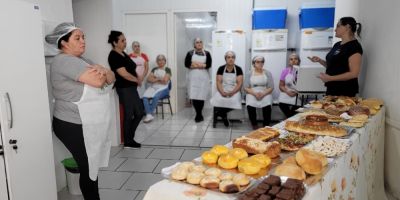 Manipuladoras de alimentos participam de curso de panificação caseira em Camaquã     